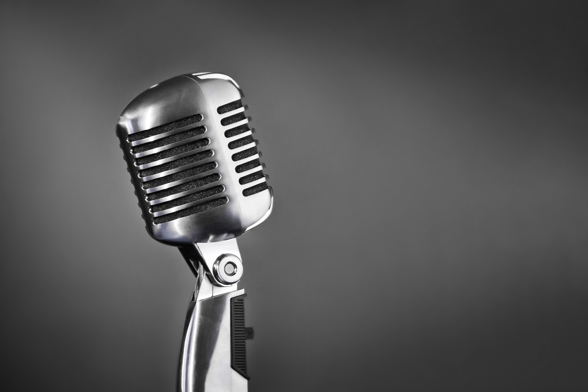 microphone-1977717_1920.jpg